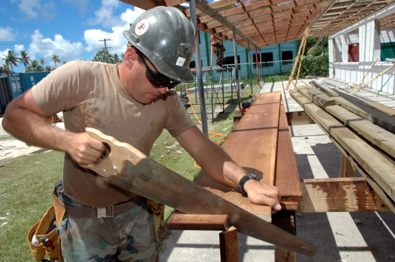 charpentier-POURCIEUX-min_worker_construction_building_carpenter_male_job_build_helmet-893290